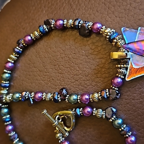 ARTISAN Dichroic Irridescent Glass Arrow Pendant Glass Beaded Necklace - Picture 6 of 8